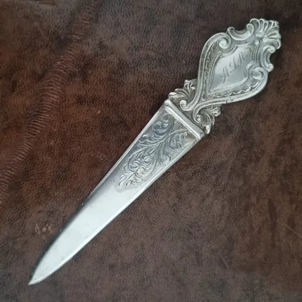 Foto de um(a) Antiga Espátula Abre Cartas Em Prata De Lei, da categoria de Outros colecionáveis. Antiga espátula abre cartas em prata de lei 833. Gravado´´ Mackenzie 2 grau 21-05-84`` no verso. Origem:Brasil século... Mostrado de uma perspectiva diferente. Vendido no marketplace Trésors.