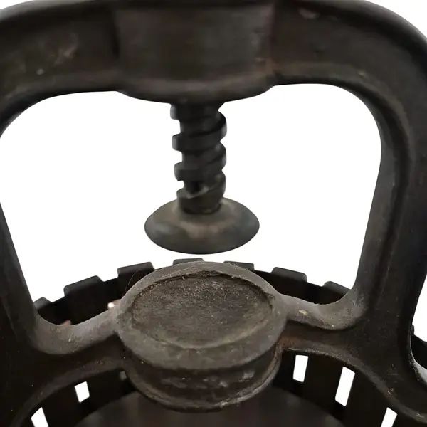 Foto de um(a) Quebra Nozes antigo em madeira ripada e ferro fundido, da categoria de Outros colecionáveis. Quebra nozes em madeira nobre ripada e ferro fundido Mede: 29 cm de altura(fechado)x 23,5 cm de diâmetro. Mostrado de uma perspectiva diferente. Vendido no marketplace Trésors.