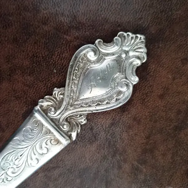 Foto de um(a) Antiga Espátula Abre Cartas Em Prata De Lei, da categoria de Outros colecionáveis. Antiga espátula abre cartas em prata de lei 833. Gravado´´ Mackenzie 2 grau 21-05-84`` no verso. Origem:Brasil século... Mostrado de uma perspectiva diferente. Vendido no marketplace Trésors.