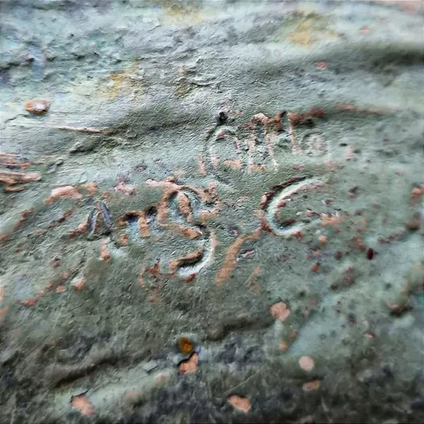 Foto de um(a) Antigo vaso estilo e período Art Noveau - terracota policromado, da categoria de Vasos. Antigo vaso estilo e período art noveau em terracota assinado August Otto fabricada por Johann Maresch . August Otto era... Mostrado de uma perspectiva diferente. Vendido no marketplace Trésors.