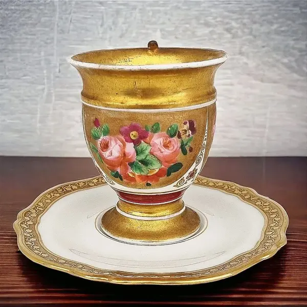 Foto de um(a) Antiga Xícara De Coleção Velho Paris, da categoria de Xícaras. Antiga xícara de coleção em porcelana francesa Velho Paris em dourado, branca e vermelha com decoração floral pintada a mão,... Mostrado de uma perspectiva diferente. Vendido no marketplace Trésors.
