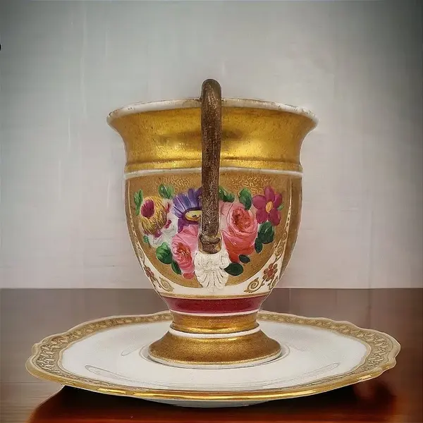 Foto de um(a) Antiga Xícara De Coleção Velho Paris, da categoria de Xícaras. Antiga xícara de coleção em porcelana francesa Velho Paris em dourado, branca e vermelha com decoração floral pintada a mão,... Mostrado de uma perspectiva diferente. Vendido no marketplace Trésors.