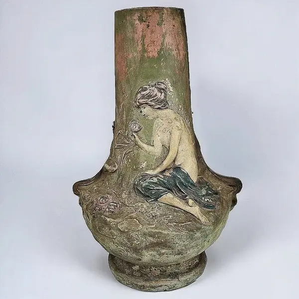 Foto de um(a) Antigo vaso estilo e período Art Noveau - terracota policromado, da categoria de Vasos. Antigo vaso estilo e período art noveau em terracota assinado August Otto fabricada por Johann Maresch . August Otto era... Mostrado de uma perspectiva diferente. Vendido no marketplace Trésors.