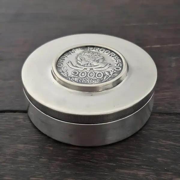 Foto de um(a) Porta-rapé em Prata 800 com Moeda De 2.000 Réis, da categoria de Caixas de rapé e caixas de tabaco. Porta-rapé em prata 800 com moeda de 2.000 Réis – 1913 Há objetos que contam histórias sem precisar de palavras.Este... Mostrado de uma perspectiva diferente. Vendido no marketplace Trésors.