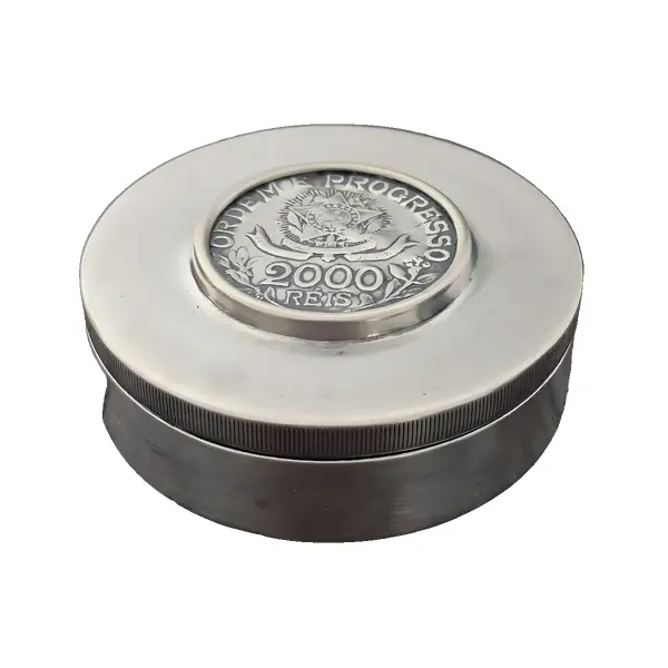 Foto de um(a) Porta-rapé em Prata 800 com Moeda De 2.000 Réis, da categoria de Caixas de rapé e caixas de tabaco. Porta-rapé em prata 800 com moeda de 2.000 Réis – 1913 Há objetos que contam histórias sem precisar de palavras.Este... Vendido no marketplace Trésors.