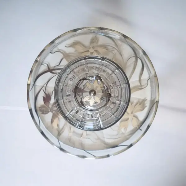 Foto de um(a) Biscoiteira com presentoir cristal e prata - vidrão Europeu década 30/40, da categoria de Utensílios de café e chá. Antiga biscoiteira e presentoir em vidro com decoração floral em prata. Rara no mercado esta peça destaca-se pela decoração... Mostrado de uma perspectiva diferente. Vendido no marketplace Trésors.