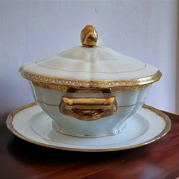 Foto de um(a) Sopeira em porcelana Limoges, da categoria de Terrinas de sopa. Linda sopeira com presentoir em porcelana branca e dourada Limoges Savary com incrustação de douração dupla polida com... Mostrado de uma perspectiva diferente. Vendido no marketplace Trésors.