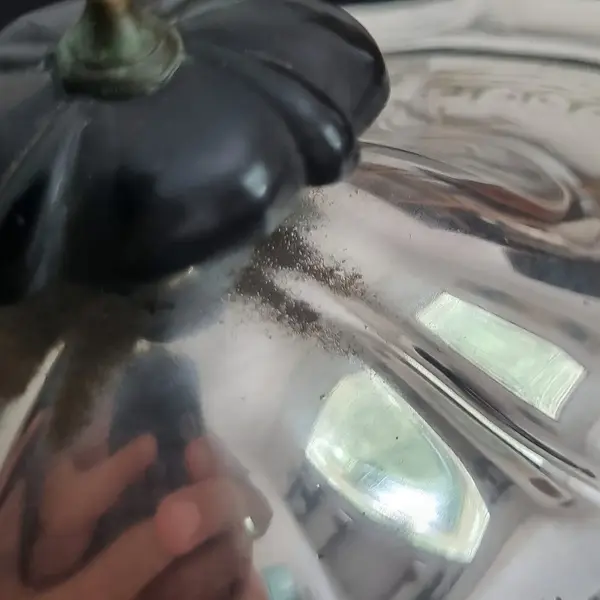 Foto de um(a) Bule de chá antigo Inglês, da categoria de Bules. E.P.N.S Unity at Plate E.P.N.S. é a abreviação de "Electro-Plated Nickel Silver", traduzido como "prata de níquel... Mostrado de uma perspectiva diferente. Vendido no marketplace Trésors.