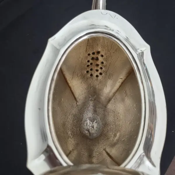 Foto de um(a) Bule de chá antigo Inglês, da categoria de Bules. E.P.N.S Unity at Plate E.P.N.S. é a abreviação de "Electro-Plated Nickel Silver", traduzido como "prata de níquel... Mostrado de uma perspectiva diferente. Vendido no marketplace Trésors.