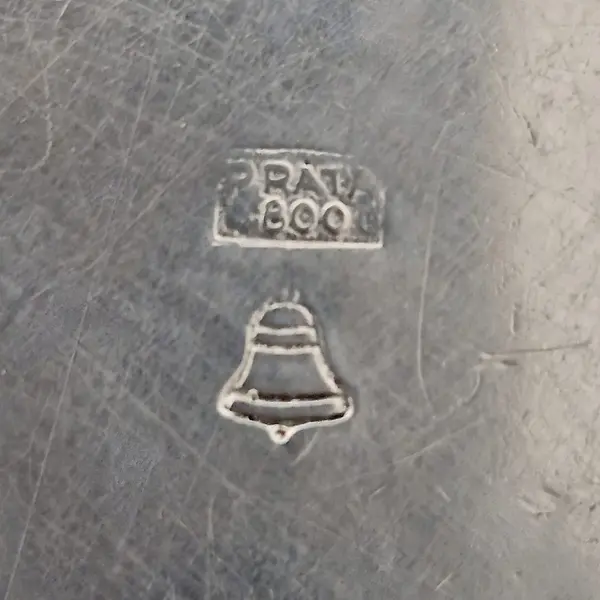 Foto de um(a) Porta-rapé em Prata 800 com Moeda De 2.000 Réis, da categoria de Caixas de rapé e caixas de tabaco. Porta-rapé em prata 800 com moeda de 2.000 Réis – 1913 Há objetos que contam histórias sem precisar de palavras.Este... Mostrado de uma perspectiva diferente. Vendido no marketplace Trésors.