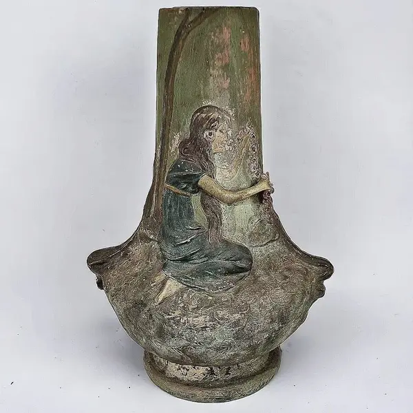 Foto de um(a) Antigo vaso estilo e período Art Noveau - terracota policromado, da categoria de Vasos. Antigo vaso estilo e período art noveau em terracota assinado August Otto fabricada por Johann Maresch . August Otto era... Mostrado de uma perspectiva diferente. Vendido no marketplace Trésors.