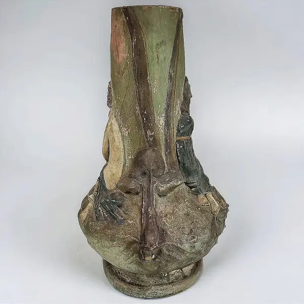 Foto de um(a) Antigo vaso estilo e período Art Noveau - terracota policromado, da categoria de Vasos. Antigo vaso estilo e período art noveau em terracota assinado August Otto fabricada por Johann Maresch . August Otto era... Mostrado de uma perspectiva diferente. Vendido no marketplace Trésors.