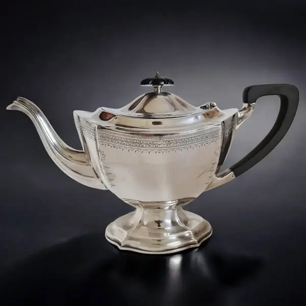 Foto de um(a) Bule de chá antigo Inglês, da categoria de Bules. E.P.N.S Unity at Plate E.P.N.S. é a abreviação de "Electro-Plated Nickel Silver", traduzido como "prata de níquel... Mostrado de uma perspectiva diferente. Vendido no marketplace Trésors.