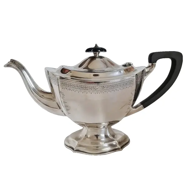 Foto de um(a) Bule de chá antigo Inglês, da categoria de Bules. E.P.N.S Unity at Plate E.P.N.S. é a abreviação de "Electro-Plated Nickel Silver", traduzido como "prata de níquel... Vendido no marketplace Trésors.