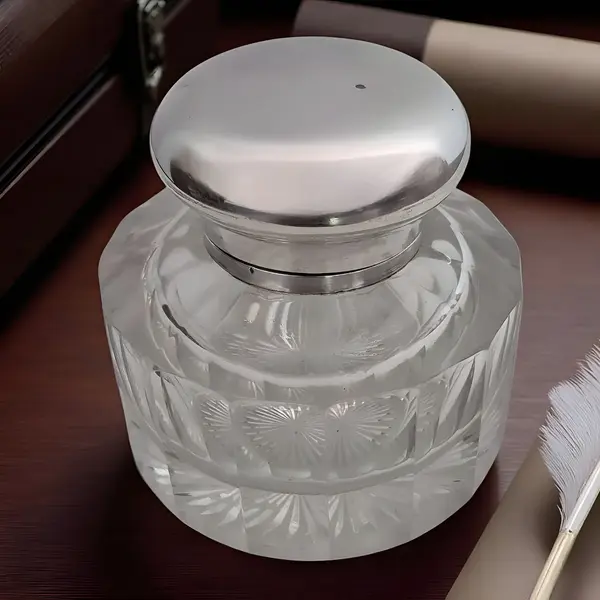 Foto de um(a) Tinteiro em cristal Baccarat com tampa em prata Francesa, da categoria de Garrafas, potes e jarros. Uma verdadeira joia de época Pesado e imponente tinteiro em cristal Baccarat, lapidado com perfeição, acompanhado de... Mostrado de uma perspectiva diferente. Vendido no marketplace Trésors.