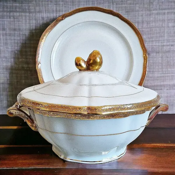 Foto de um(a) Sopeira em porcelana Limoges, da categoria de Terrinas de sopa. Linda sopeira com presentoir em porcelana branca e dourada Limoges Savary com incrustação de douração dupla polida com... Mostrado de uma perspectiva diferente. Vendido no marketplace Trésors.