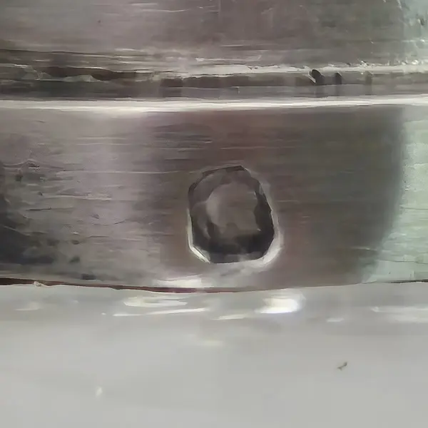 Foto de um(a) Tinteiro em cristal Baccarat com tampa em prata Francesa, da categoria de Garrafas, potes e jarros. Uma verdadeira joia de época Pesado e imponente tinteiro em cristal Baccarat, lapidado com perfeição, acompanhado de... Mostrado de uma perspectiva diferente. Vendido no marketplace Trésors.