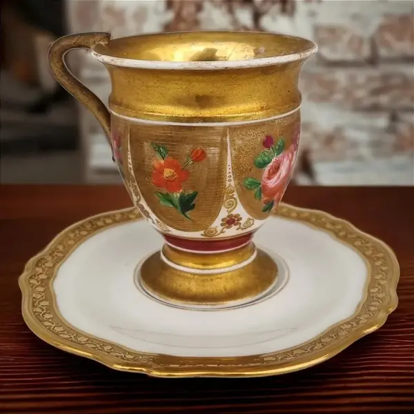 Foto de um(a) Antiga Xícara De Coleção Velho Paris, da categoria de Xícaras. Antiga xícara de coleção em porcelana francesa Velho Paris em dourado, branca e vermelha com decoração floral pintada a mão,... Mostrado de uma perspectiva diferente. Vendido no marketplace Trésors.