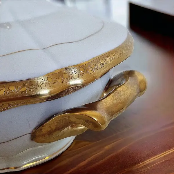 Foto de um(a) Sopeira em porcelana Limoges, da categoria de Terrinas de sopa. Linda sopeira com presentoir em porcelana branca e dourada Limoges Savary com incrustação de douração dupla polida com... Mostrado de uma perspectiva diferente. Vendido no marketplace Trésors.