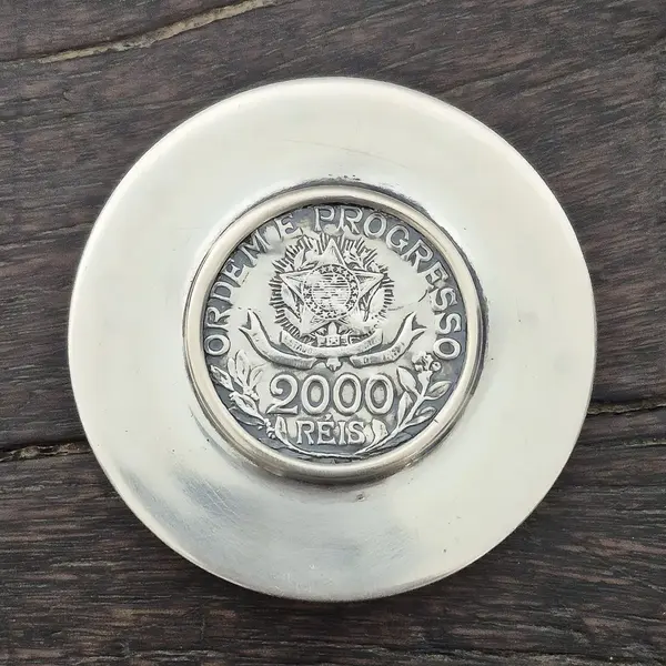 Foto de um(a) Porta-rapé em Prata 800 com Moeda De 2.000 Réis, da categoria de Caixas de rapé e caixas de tabaco. Porta-rapé em prata 800 com moeda de 2.000 Réis – 1913 Há objetos que contam histórias sem precisar de palavras.Este... Mostrado de uma perspectiva diferente. Vendido no marketplace Trésors.