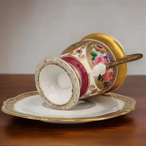 Foto de um(a) Antiga Xícara De Coleção Velho Paris, da categoria de Xícaras. Antiga xícara de coleção em porcelana francesa Velho Paris em dourado, branca e vermelha com decoração floral pintada a mão,... Mostrado de uma perspectiva diferente. Vendido no marketplace Trésors.