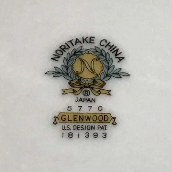 Foto de um(a) Aparelho de jantar Noritake 26 peças, da categoria de Jogos de pratos. Aparelho de jantar Noritake modelo Glenwood #5770, todas peças com friso em prata, sendo: 3 travessas, grande, média e... Mostrado de uma perspectiva diferente. Vendido no marketplace Trésors.