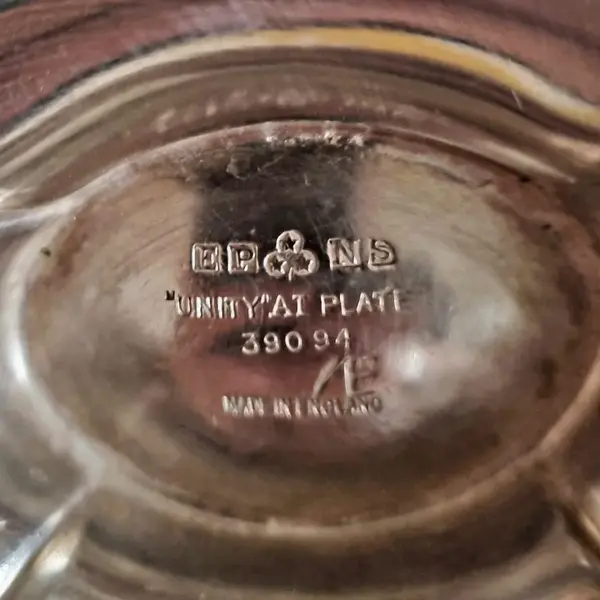 Foto de um(a) Bule de chá antigo Inglês, da categoria de Bules. E.P.N.S Unity at Plate E.P.N.S. é a abreviação de "Electro-Plated Nickel Silver", traduzido como "prata de níquel... Mostrado de uma perspectiva diferente. Vendido no marketplace Trésors.