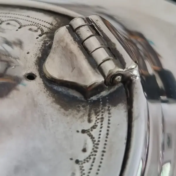 Foto de um(a) Bule de chá antigo Inglês, da categoria de Bules. E.P.N.S Unity at Plate E.P.N.S. é a abreviação de "Electro-Plated Nickel Silver", traduzido como "prata de níquel... Mostrado de uma perspectiva diferente. Vendido no marketplace Trésors.