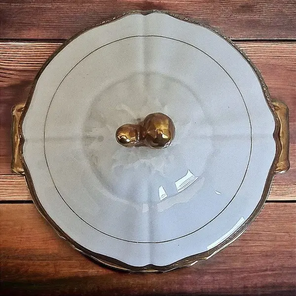 Foto de um(a) Sopeira em porcelana Limoges, da categoria de Terrinas de sopa. Linda sopeira com presentoir em porcelana branca e dourada Limoges Savary com incrustação de douração dupla polida com... Mostrado de uma perspectiva diferente. Vendido no marketplace Trésors.