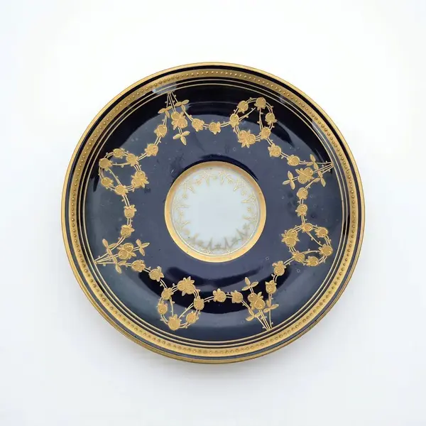 Foto de um(a) Xícara Porcelana Austríaca, da categoria de Xícaras. Deslumbrante xícara de chá com pires em porcelana austríaca antiga, um verdadeiro testemunho da excelência artesanal... Mostrado de uma perspectiva diferente. Vendido no marketplace Trésors.