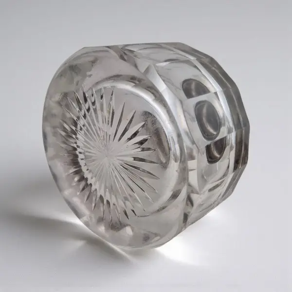 Foto de um(a) Tinteiro em cristal Baccarat com tampa em prata Francesa, da categoria de Garrafas, potes e jarros. Uma verdadeira joia de época Pesado e imponente tinteiro em cristal Baccarat, lapidado com perfeição, acompanhado de... Mostrado de uma perspectiva diferente. Vendido no marketplace Trésors.