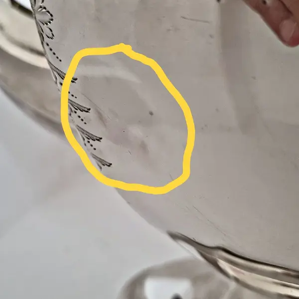 Foto de um(a) Bule de chá antigo Inglês, da categoria de Bules. E.P.N.S Unity at Plate E.P.N.S. é a abreviação de "Electro-Plated Nickel Silver", traduzido como "prata de níquel... Mostrado de uma perspectiva diferente. Vendido no marketplace Trésors.