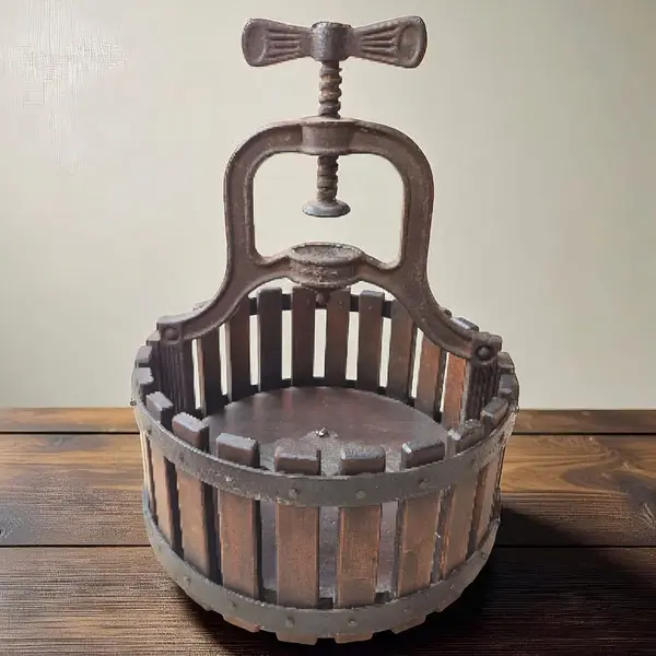 Foto de um(a) Quebra Nozes antigo em madeira ripada e ferro fundido, da categoria de Outros colecionáveis. Quebra nozes em madeira nobre ripada e ferro fundido Mede: 29 cm de altura(fechado)x 23,5 cm de diâmetro. Mostrado de uma perspectiva diferente. Vendido no marketplace Trésors.