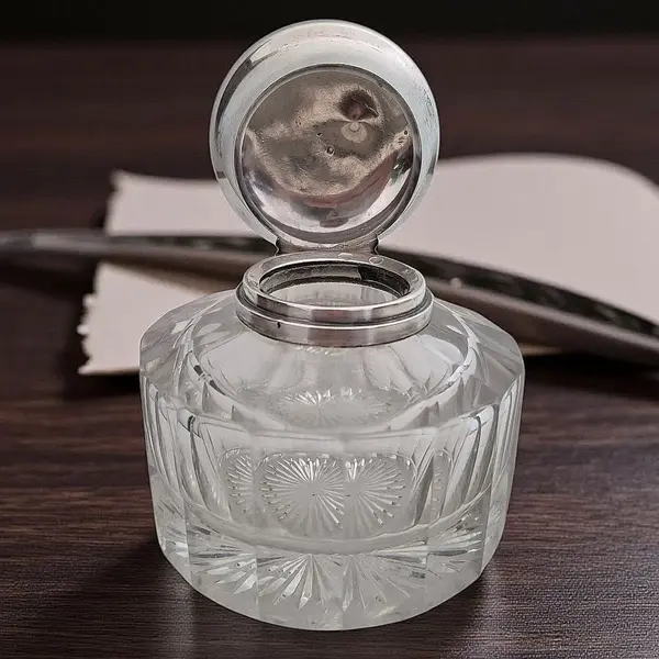 Foto de um(a) Tinteiro em cristal Baccarat com tampa em prata Francesa, da categoria de Garrafas, potes e jarros. Uma verdadeira joia de época Pesado e imponente tinteiro em cristal Baccarat, lapidado com perfeição, acompanhado de... Mostrado de uma perspectiva diferente. Vendido no marketplace Trésors.