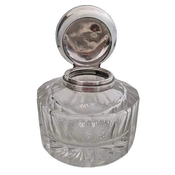 Foto de um(a) Tinteiro em cristal Baccarat com tampa em prata Francesa, da categoria de Garrafas, potes e jarros. Uma verdadeira joia de época Pesado e imponente tinteiro em cristal Baccarat, lapidado com perfeição, acompanhado de... Vendido no marketplace Trésors.