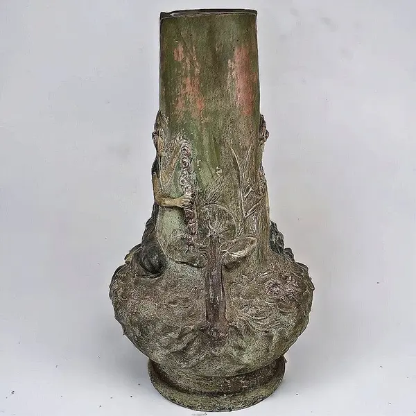 Foto de um(a) Antigo vaso estilo e período Art Noveau - terracota policromado, da categoria de Vasos. Antigo vaso estilo e período art noveau em terracota assinado August Otto fabricada por Johann Maresch . August Otto era... Mostrado de uma perspectiva diferente. Vendido no marketplace Trésors.