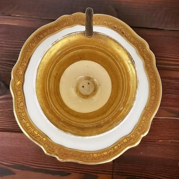 Foto de um(a) Antiga Xícara De Coleção Velho Paris, da categoria de Xícaras. Antiga xícara de coleção em porcelana francesa Velho Paris em dourado, branca e vermelha com decoração floral pintada a mão,... Mostrado de uma perspectiva diferente. Vendido no marketplace Trésors.