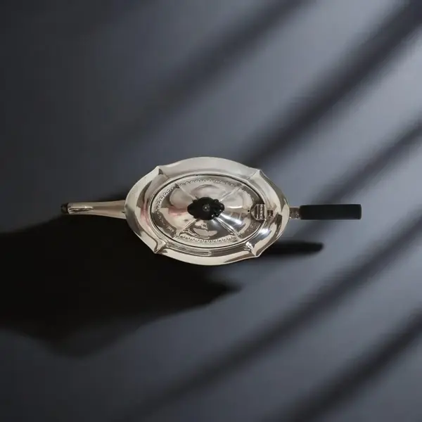 Foto de um(a) Bule de chá antigo Inglês, da categoria de Bules. E.P.N.S Unity at Plate E.P.N.S. é a abreviação de "Electro-Plated Nickel Silver", traduzido como "prata de níquel... Mostrado de uma perspectiva diferente. Vendido no marketplace Trésors.