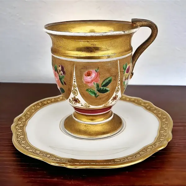 Foto de um(a) Antiga Xícara De Coleção Velho Paris, da categoria de Xícaras. Antiga xícara de coleção em porcelana francesa Velho Paris em dourado, branca e vermelha com decoração floral pintada a mão,... Mostrado de uma perspectiva diferente. Vendido no marketplace Trésors.