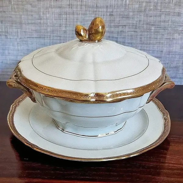 Foto de um(a) Sopeira em porcelana Limoges, da categoria de Terrinas de sopa. Linda sopeira com presentoir em porcelana branca e dourada Limoges Savary com incrustação de douração dupla polida com... Mostrado de uma perspectiva diferente. Vendido no marketplace Trésors.