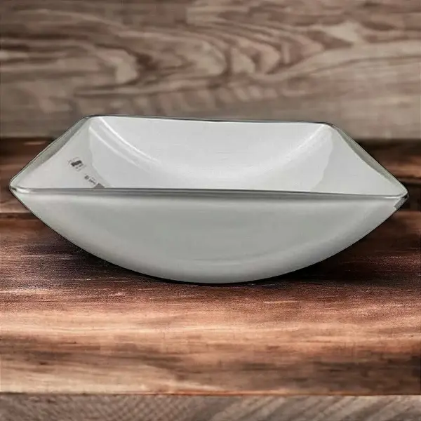 Foto de um(a) Centro de mesa em murano branco Av. Mazzega, da categoria de Centro de mesa. A.V. MAZZEGA centro de mesa em vidro artístico opalescente de Murano. Assinado. Forma Convexa. TRATA-SE DE MANUFATURA DO... Mostrado de uma perspectiva diferente. Vendido no marketplace Trésors.