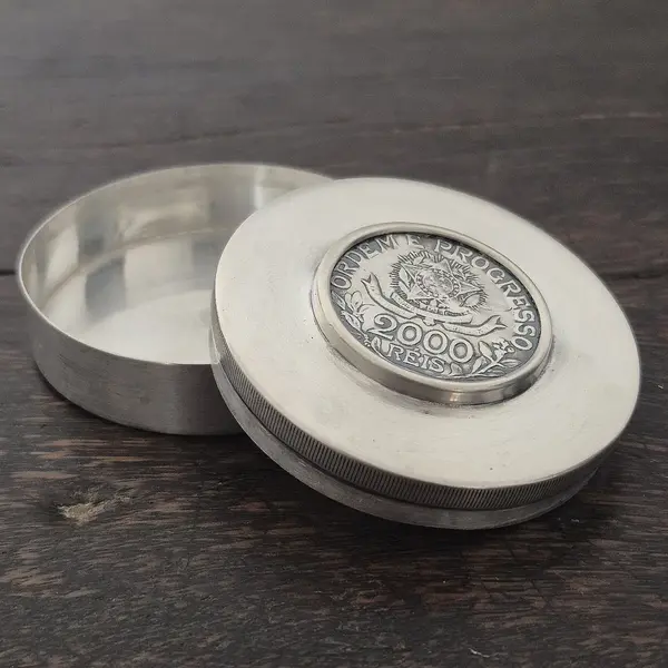 Foto de um(a) Porta-rapé em Prata 800 com Moeda De 2.000 Réis, da categoria de Caixas de rapé e caixas de tabaco. Porta-rapé em prata 800 com moeda de 2.000 Réis – 1913 Há objetos que contam histórias sem precisar de palavras.Este... Mostrado de uma perspectiva diferente. Vendido no marketplace Trésors.