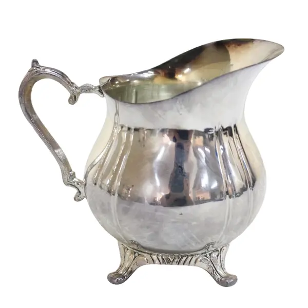 Foto de um(a) Cremeira em metal espessurado a prata, da categoria de Cremeiras. Cremeira inglesa conforme gravação na peça em metal espessurado a prata, com belo trabalho de fundição em alto relevo,... Vendido no marketplace Trésors.