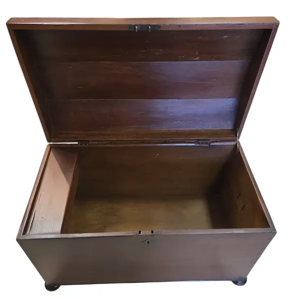 Foto de um(a) Baú Organizador de Imbuia – Sofisticação e História no seu Quarto, da categoria de Baús. Uma peça imponente que atravessa gerações. Este baú é confeccionado em imbuia maciça, uma das madeiras mais raras e nobres... Mostrado de uma perspectiva diferente. Vendido no marketplace Trésors.