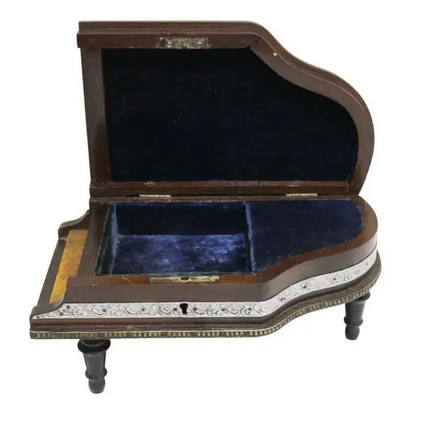 Foto de um(a) Caixa Porta Joia Formato De Piano Marrom, da categoria de Cestos e Caixas. Charmosa e antiga caixa porta joias musical em formato de piano com apliques em prata de lei. Assente em tripé torneado e... Vendido no marketplace Trésors.
