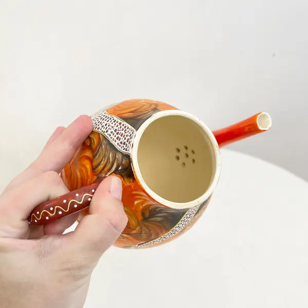 Foto de um(a) ​Jogo de chá centenário em porcelana japonesa pintada a mão, da categoria de Conjuntos de café e chá. Jogo de chá centenário em porcelana japonesa pintada a mão. Composto por um bule, uma cremeira, um açucareiro e seis xícaras... Mostrado de uma perspectiva diferente. Vendido no marketplace Trésors.