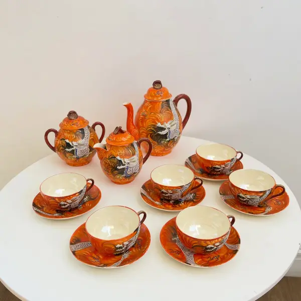 Foto de um(a) ​Jogo de chá centenário em porcelana japonesa pintada a mão, da categoria de Conjuntos de café e chá. Jogo de chá centenário em porcelana japonesa pintada a mão. Composto por um bule, uma cremeira, um açucareiro e seis xícaras... Mostrado de uma perspectiva diferente. Vendido no marketplace Trésors.