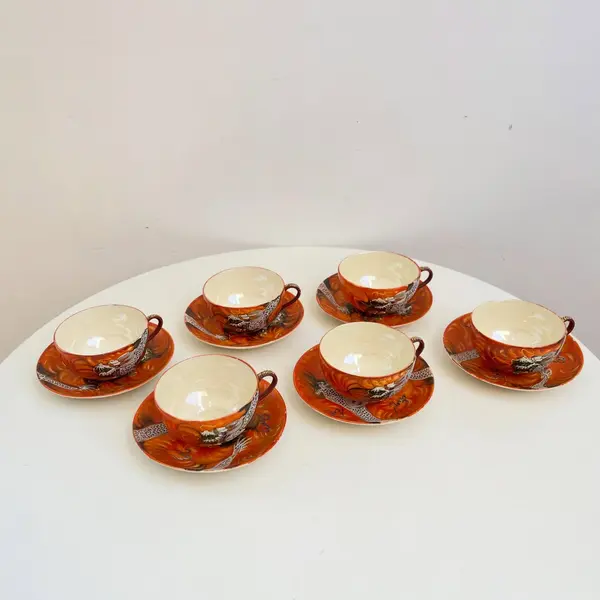 Foto de um(a) ​Jogo de chá centenário em porcelana japonesa pintada a mão, da categoria de Conjuntos de café e chá. Jogo de chá centenário em porcelana japonesa pintada a mão. Composto por um bule, uma cremeira, um açucareiro e seis xícaras... Mostrado de uma perspectiva diferente. Vendido no marketplace Trésors.