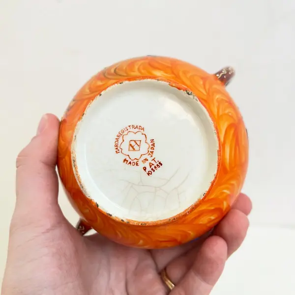 Foto de um(a) ​Jogo de chá centenário em porcelana japonesa pintada a mão, da categoria de Conjuntos de café e chá. Jogo de chá centenário em porcelana japonesa pintada a mão. Composto por um bule, uma cremeira, um açucareiro e seis xícaras... Mostrado de uma perspectiva diferente. Vendido no marketplace Trésors.