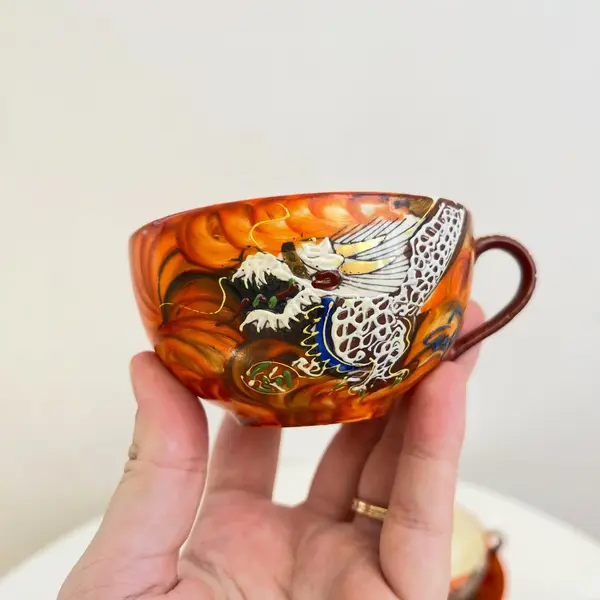 Foto de um(a) ​Jogo de chá centenário em porcelana japonesa pintada a mão, da categoria de Conjuntos de café e chá. Jogo de chá centenário em porcelana japonesa pintada a mão. Composto por um bule, uma cremeira, um açucareiro e seis xícaras... Mostrado de uma perspectiva diferente. Vendido no marketplace Trésors.
